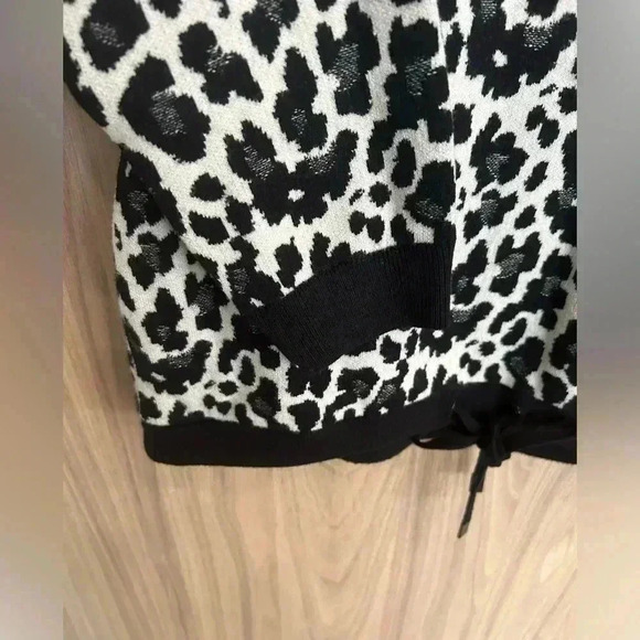 Karl Lagerfeld cowl neck animal print Sweater medium like new super soft an warm - Picture 2 of 7
